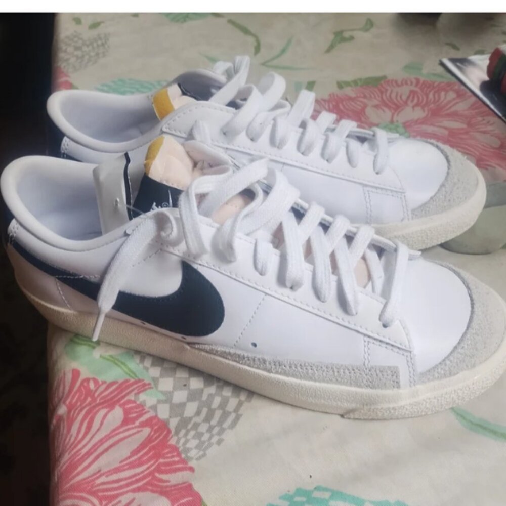 NWT clean Nike Sneakers women's 9.5